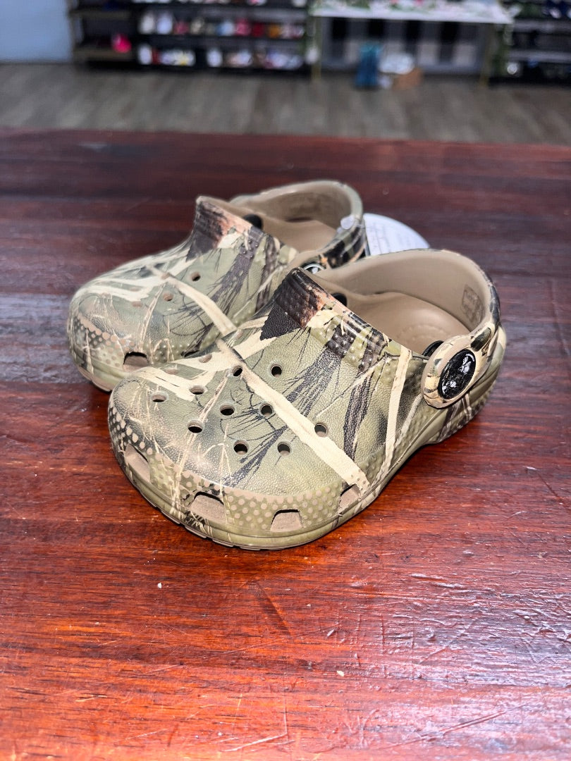 GREEN CROCS CAMO RUBBER SHOES, SHOES 4