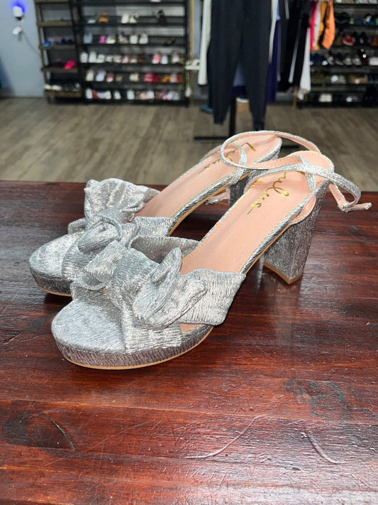 SILVER LULUS CRINKLE BOW HEELS, SHOES A11