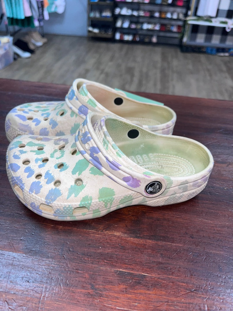 WHITE/GREEN/PURPLE CROCS CHEETAH RUBBER SHOES, SHOES Y1
