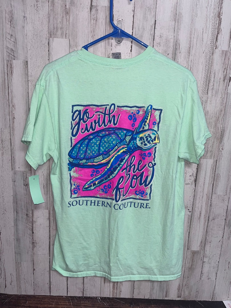 GREEN SOUTHERN COUTURE GO WITH THE FLOW TEE, LADIES M