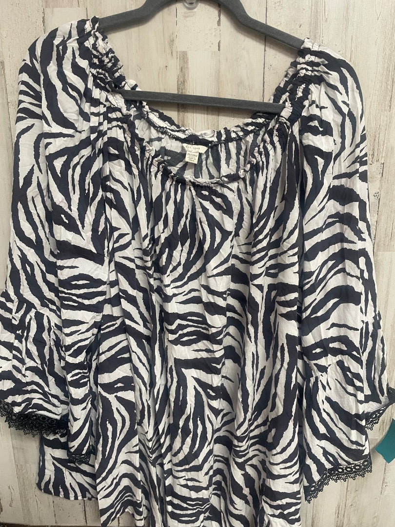 WHITE/GREY  ZEBRA PRINT BLOUSE 26/28, LADIES 3X