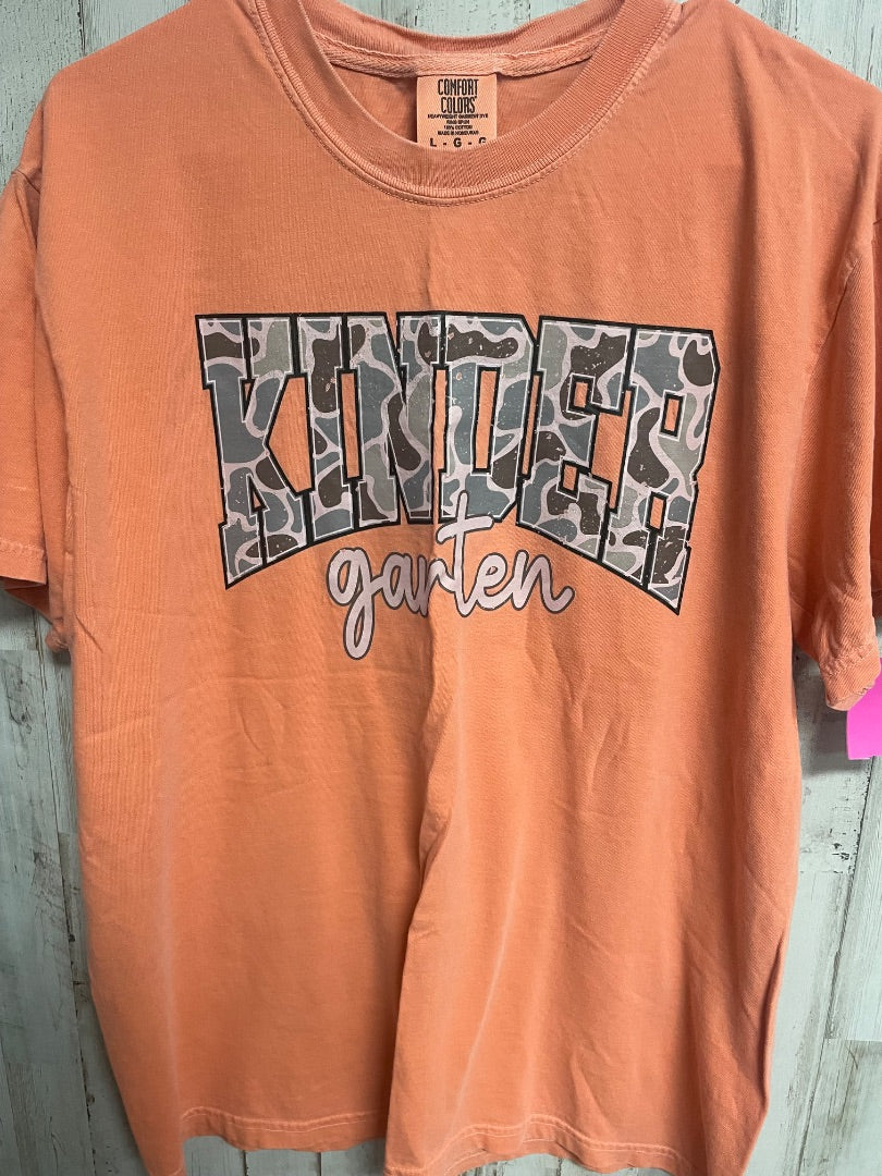 ORANGE COMFORT COLORS KINDERGARTEN CAMO TEE, LADIES L