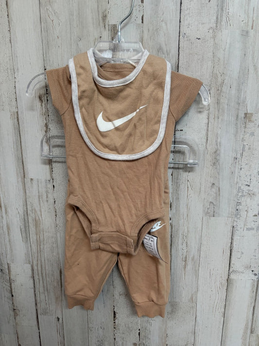 TAN NIKE LOGO 3PC SET, BOY 3M