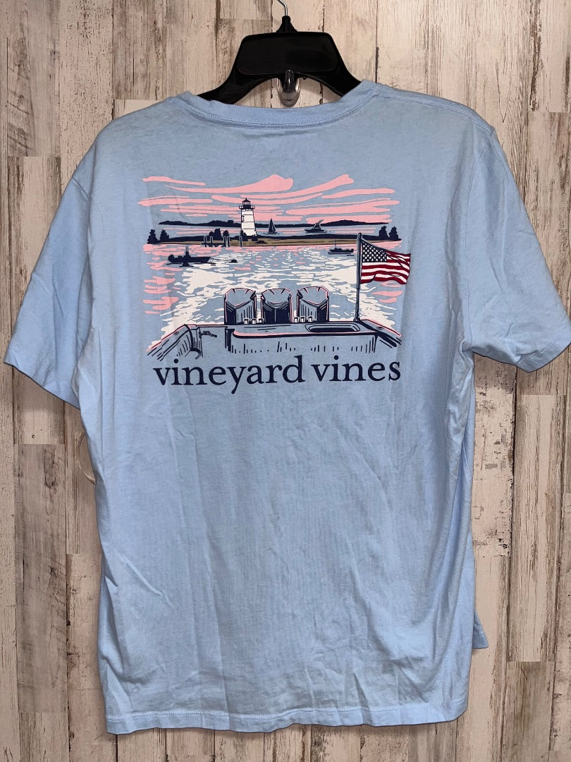 LIGHT BLUE VINEYARD VINES LOGO LAKE POCKET TEE, BOY ADULT M