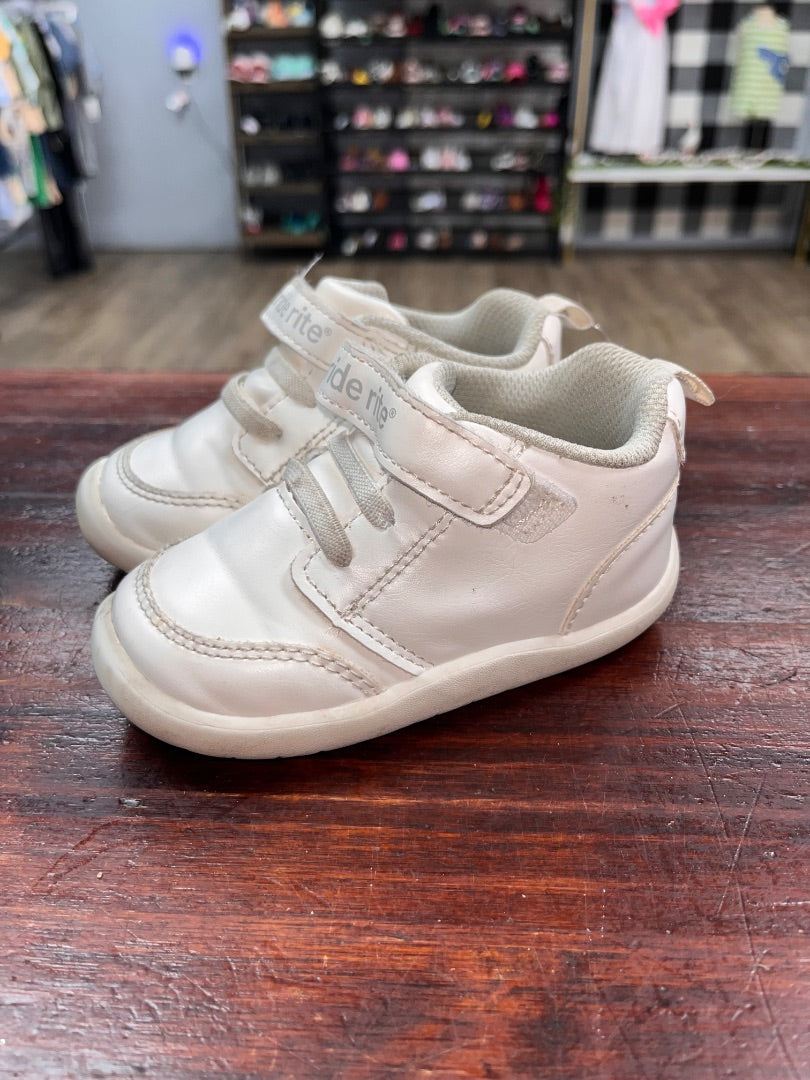 WHITE STRIDE RITE LEATHER VELCRO SNEAKERS, SHOES 6