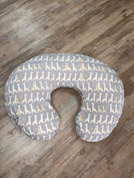 GREY BOPPY PILLOW WITH GIRAFFE COVER