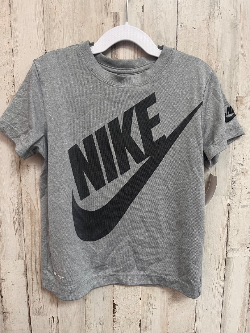 GREY NIKE LOGO DRY FIT TEE, BOY 7