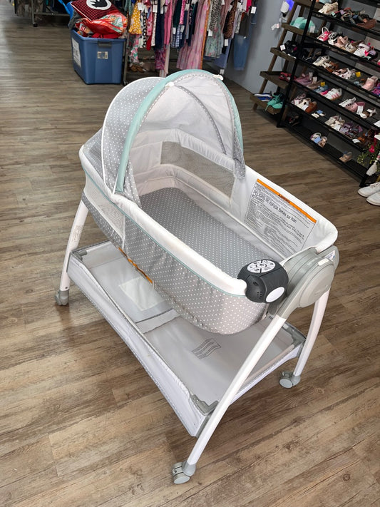 WHITE GRACO DREAM SUITE BASSINET WITH VIBRATION