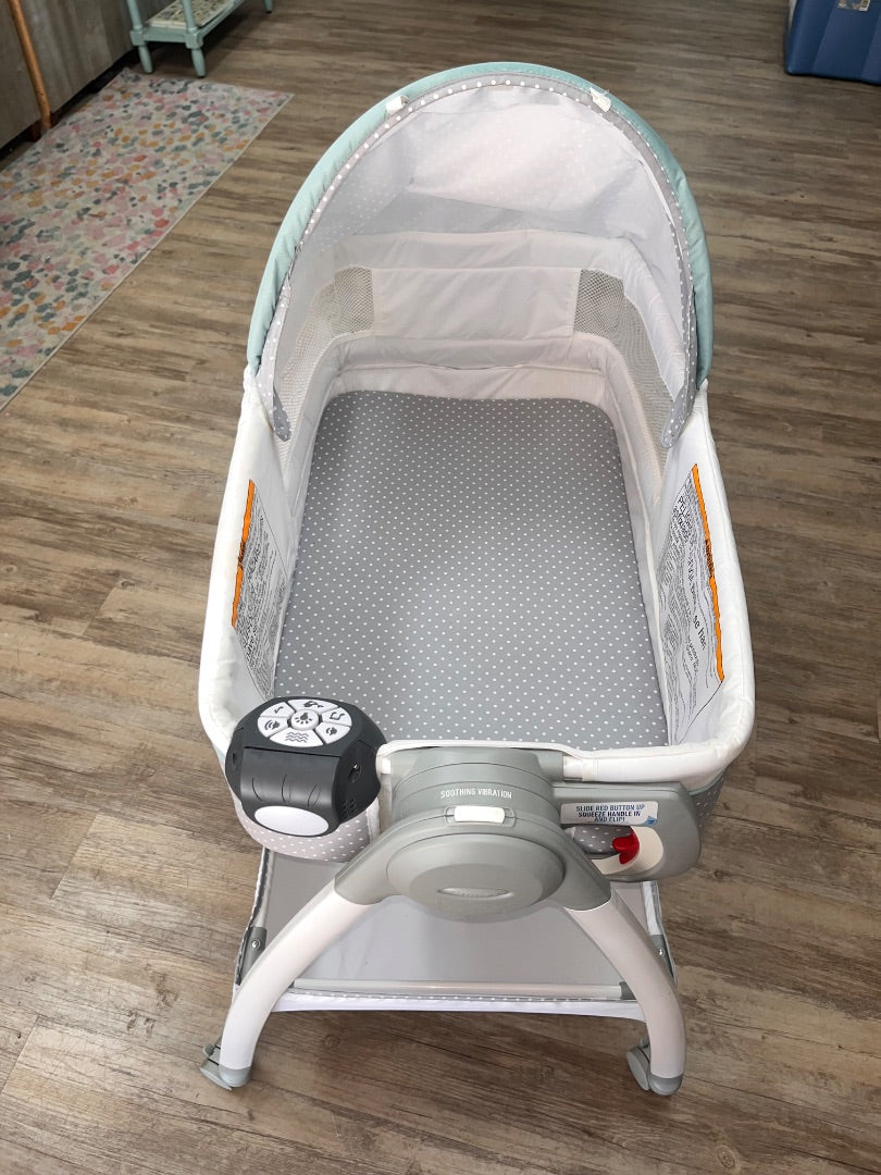 WHITE GRACO DREAM SUITE BASSINET WITH VIBRATION