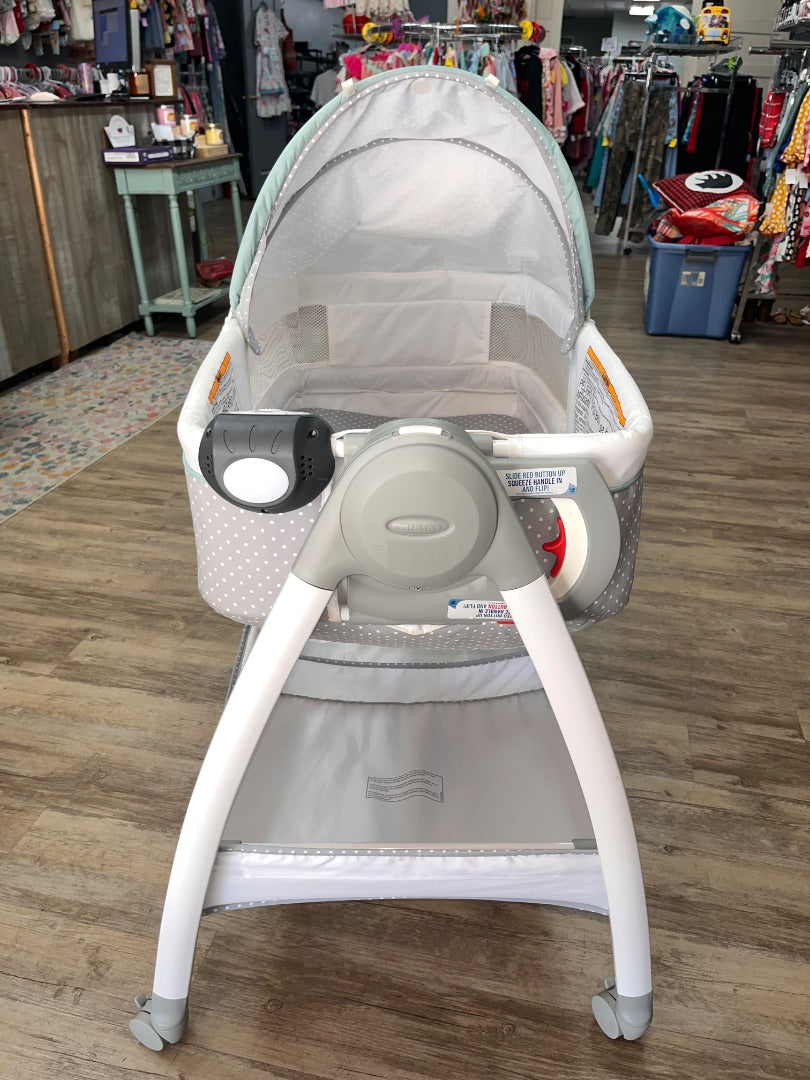WHITE GRACO DREAM SUITE BASSINET WITH VIBRATION