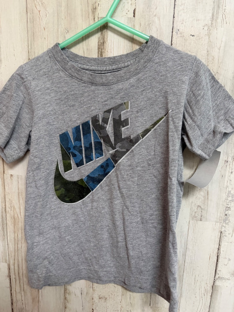 GREY NIKE LOGO CAMO TEE, BOY 5T