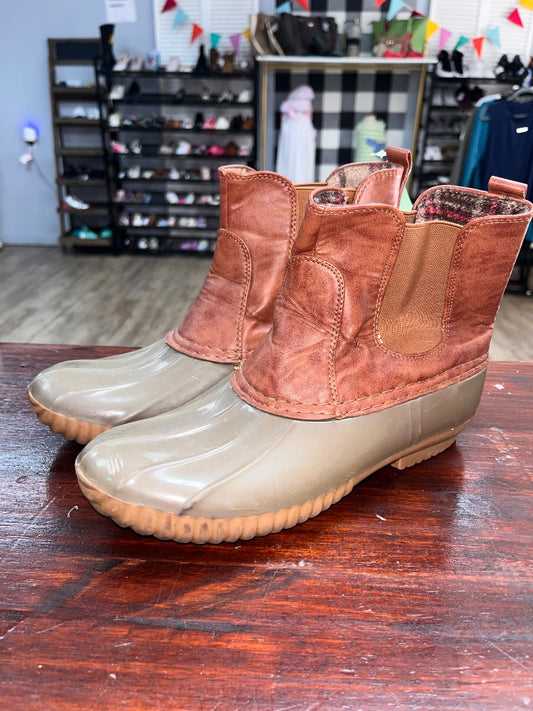 TAN/BROWN YOKI DUCK BOOTS, SHOES A6.5
