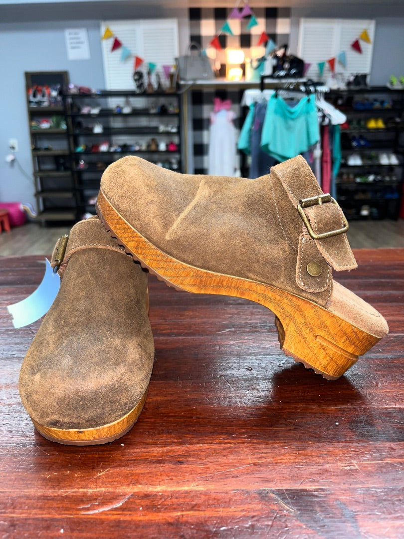BROWN WHITE MOUNTAIN WOODEN HEEL CLOGS, SHOES A6