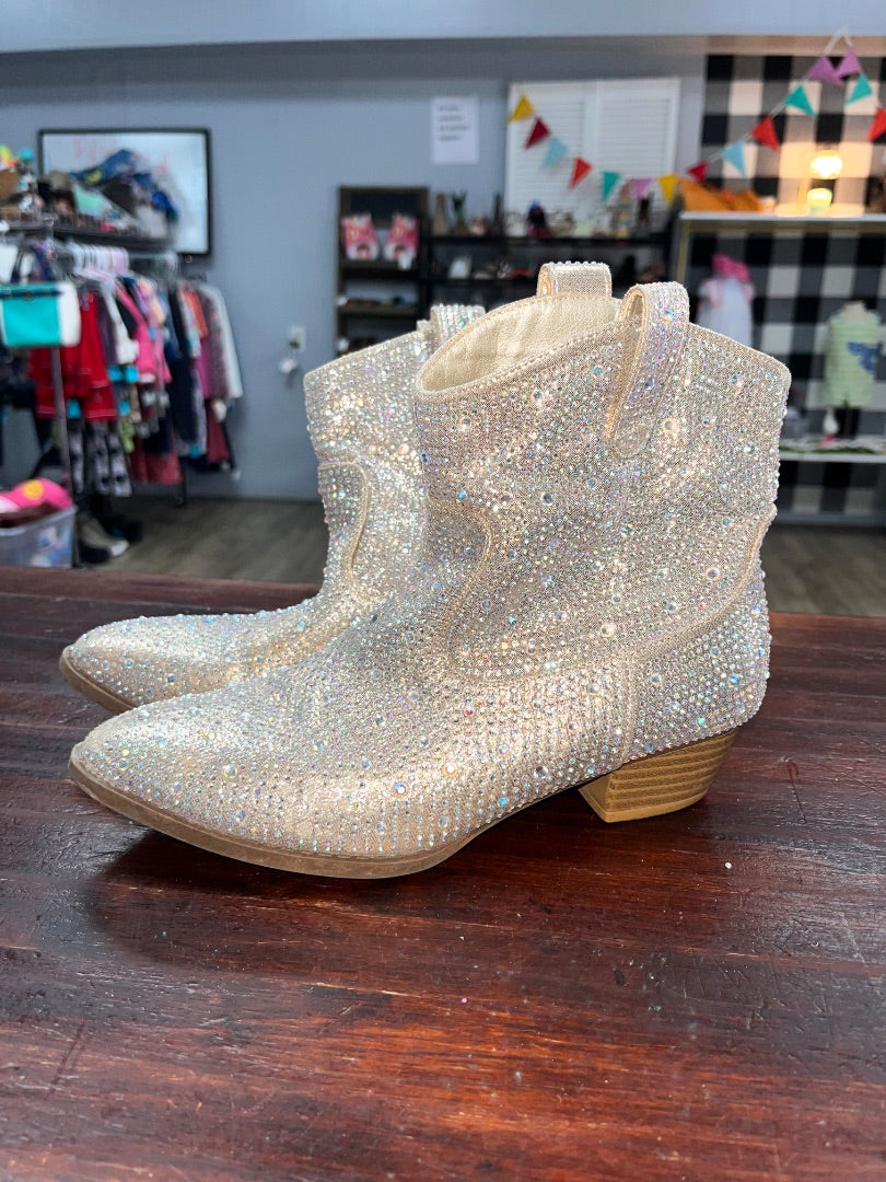 GOLD LINK EMBELLISHED BOOTS, SHOES Y4